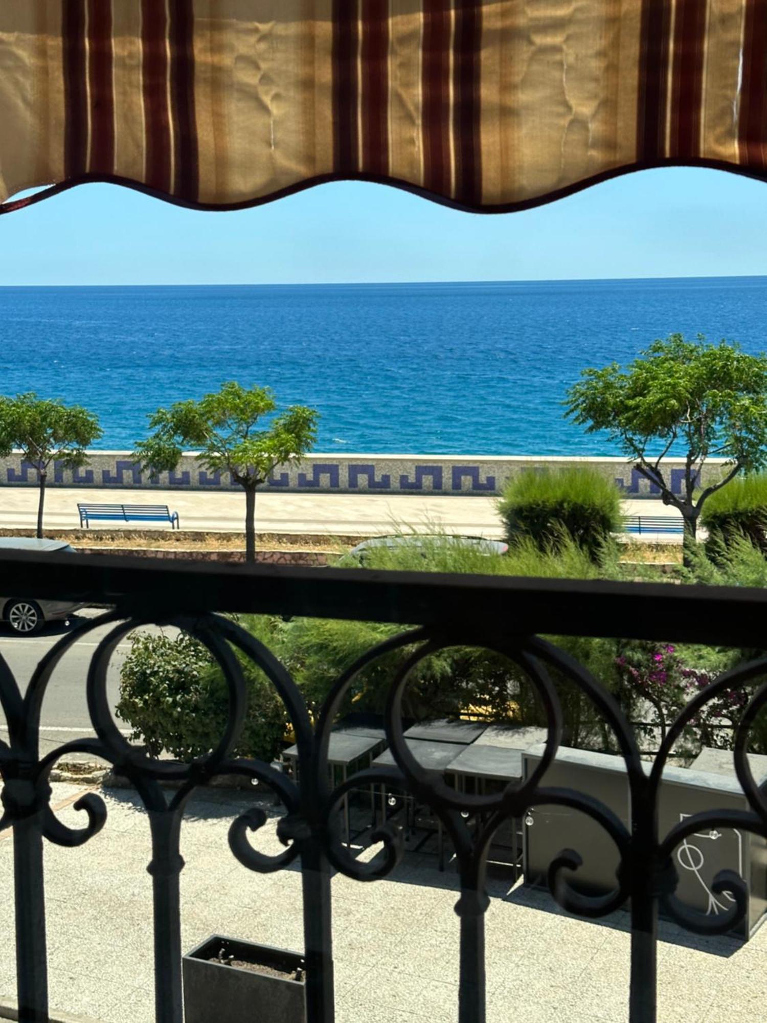 Hice Room Lungomare Fronte Mare กาตันซาโร ภายนอก รูปภาพ